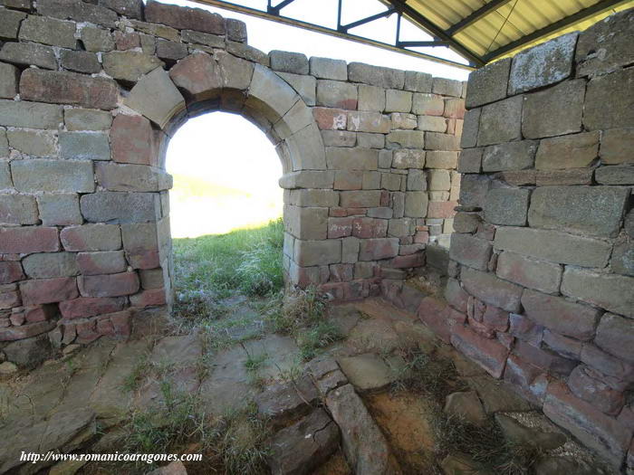 DETALLE DEL INTERIOR DE LAS DOS PUERTAS DE LA CABECERA DEL TEMPLO